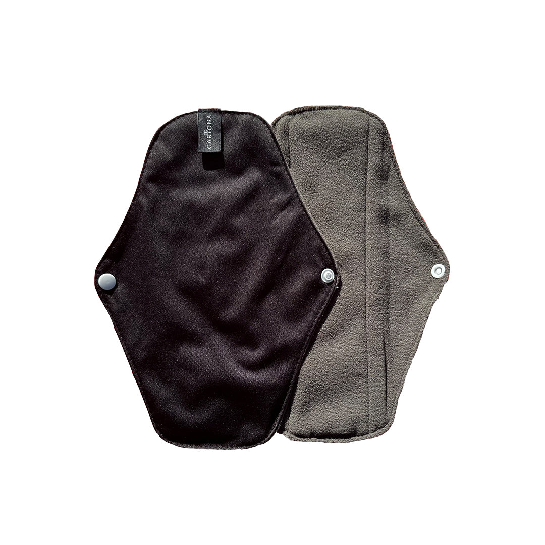 Cariona Regular in black: reusable cloth pad — 10 inch for light to medium flow
